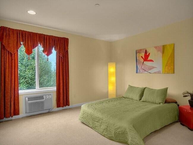 Building Photo - 2Bd/1.75Ba Seattle Condo