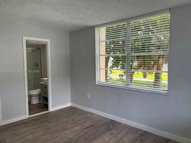 Building Photo - 9320 Fontainebleau Blvd