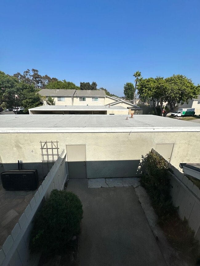 Building Photo - CHARMING 2-BEDROOM TOWNHOME IN GENESEE HIG...