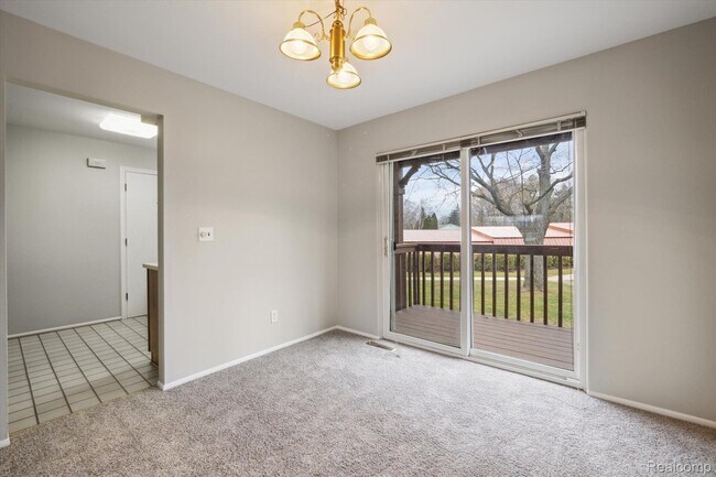 Living room - 42536 Woodward Ave