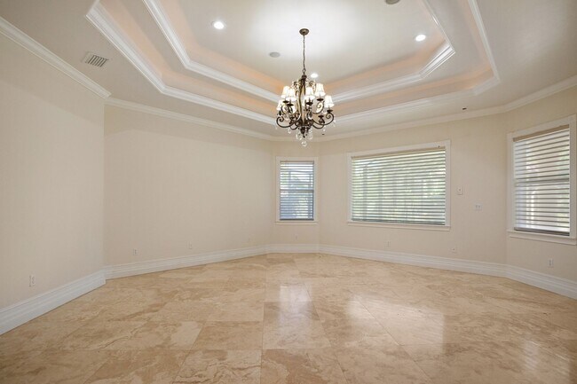 Building Photo - ** OAKES ESTATES ** 4 BED + DEN / 3.5 BATH...