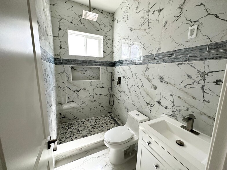 Building Photo - 2433 Creekhollow Ln