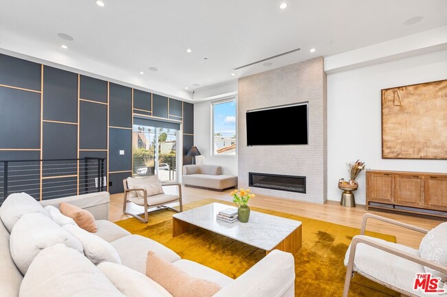 Building Photo - 656 California Ave