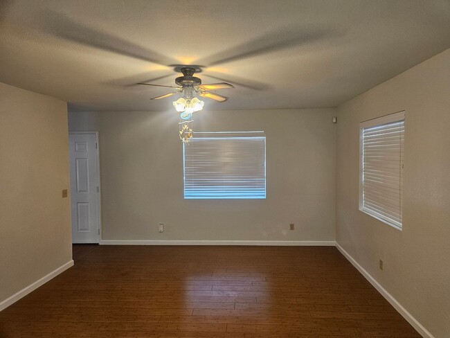 Building Photo - 3 Bedroom Home Located in Mohave Highlands