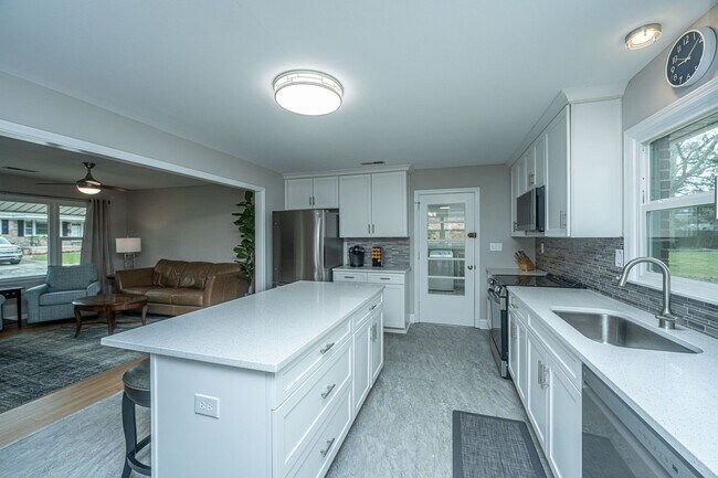 Building Photo - Charming Hanahan Ranch with Hardwood Floor...