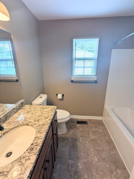 Hall bathroom - 2237 Spring Meadow Ln SE