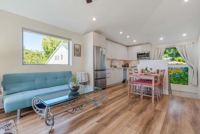 Building Photo - 116 S Glenroy Ave