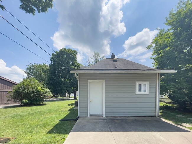 Building Photo - PRELEASING for AUGUST! Close to Campus