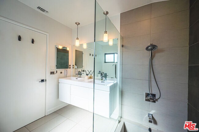 Building Photo - 3116 Beachwood Dr