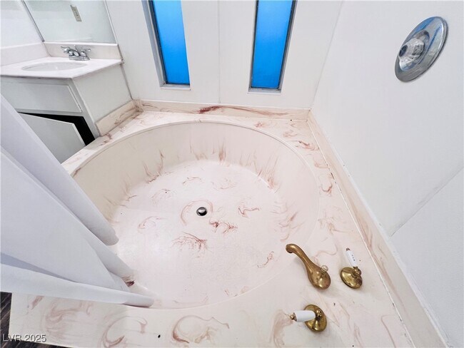 Building Photo - 5048 Spencer St