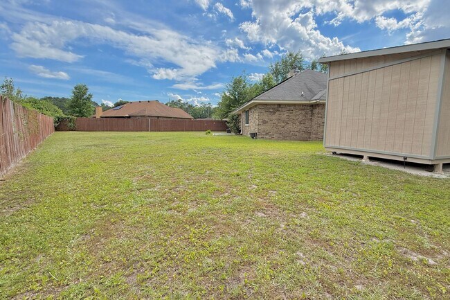 Building Photo - AVAILABLE NOW! (Pet Friendly)