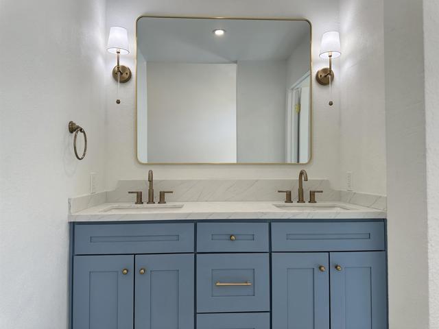 Building Photo - 542 Via De La Valle