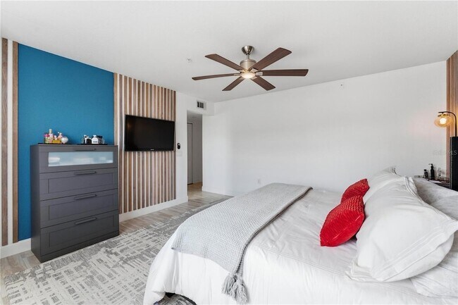 Building Photo - 13838 Fairway Island Dr