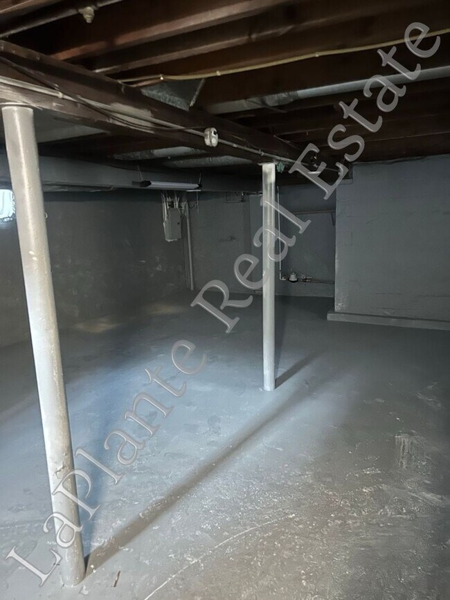Building Photo - Charming 2-Bedroom Home in Toledo – Cozy &...