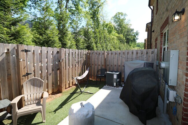 Building Photo - 860 Silver Leaf Dr