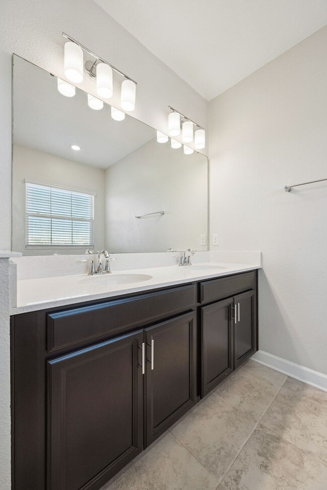 Building Photo - Spacious 3-Bedroom, 2.5 Baths Townhouse Retreat in Prime Orlando Location!