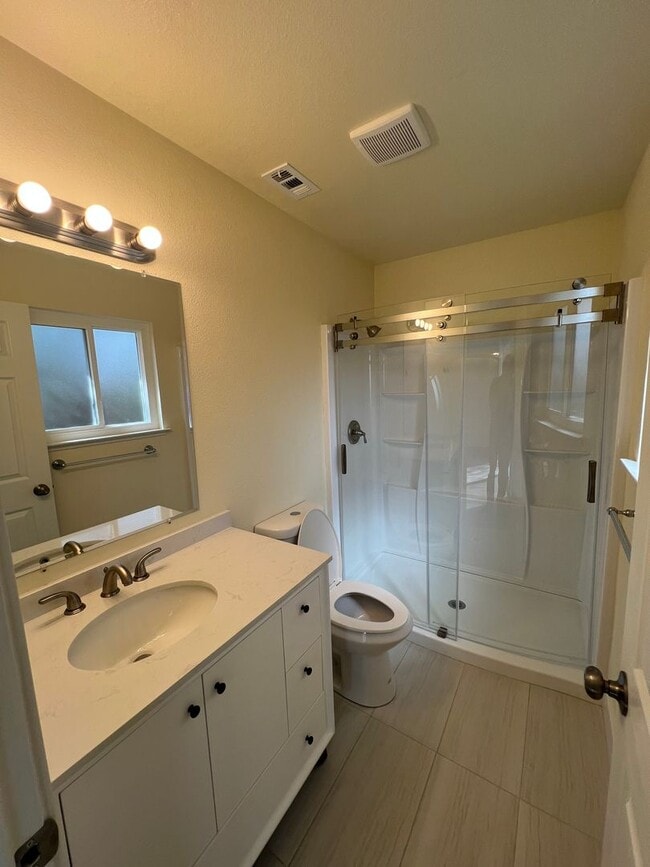 Building Photo - Newly Remodeled 3 bedroom 2 bath home in a great Location.