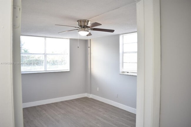 Building Photo - 16465 NE 22nd Ave