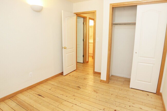 Building Photo - 209 W Mulberry St