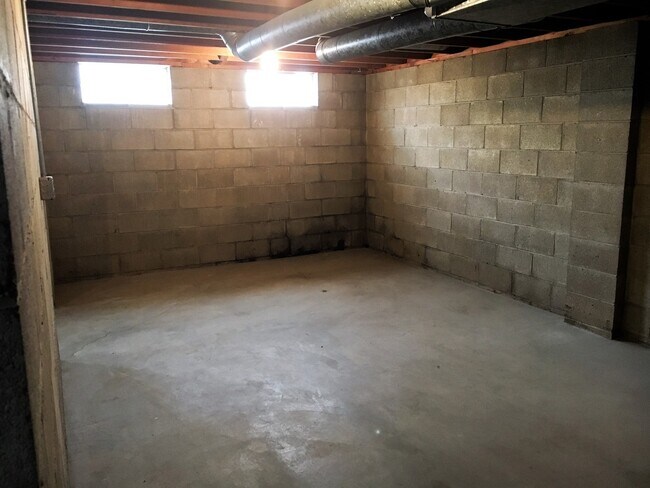 Building Photo - **3-BEDROOM/2-BATH RANCH W/ 2-CAR GARAGE!**