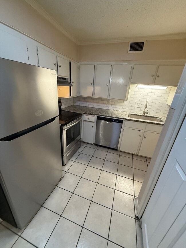 Building Photo - Two-story 2-bed/1.5 bath!