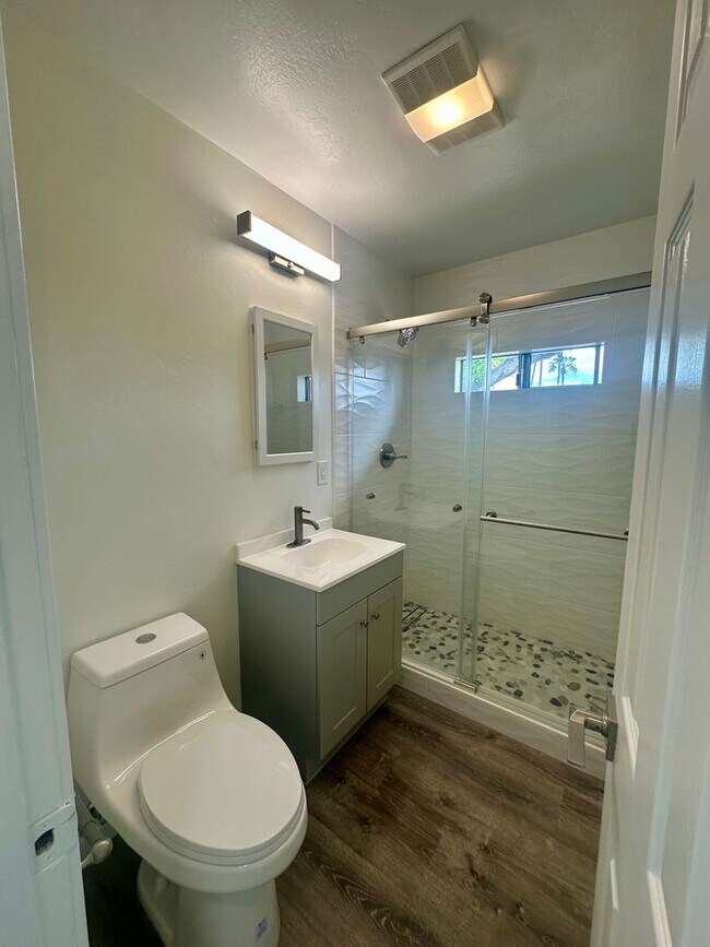 Building Photo - Upstairs 2 bedroom 1 bath apartment in PB, 4 blocks from ocean