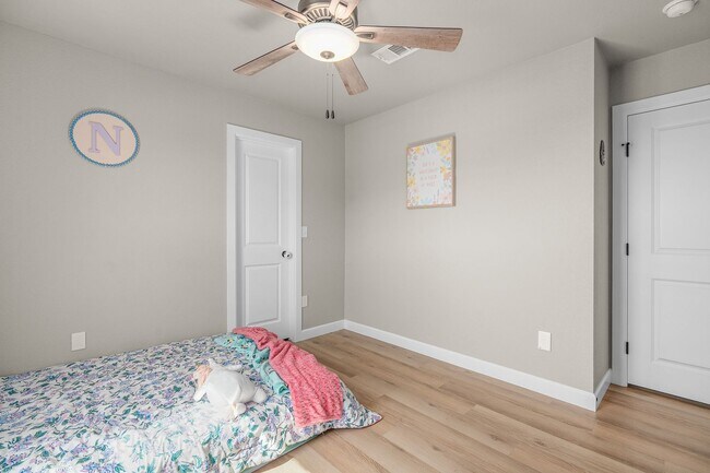 Building Photo - Modern Living: Spacious 5 Bed, 2 Bath Home...