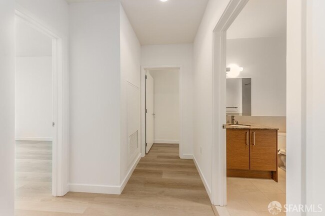 Building Photo - 333 Main St