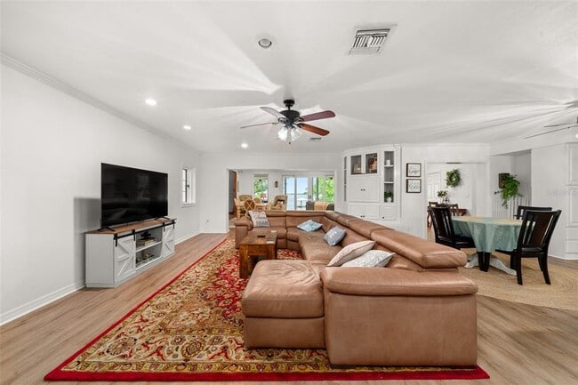 Building Photo - 2551 Lakeview Dr