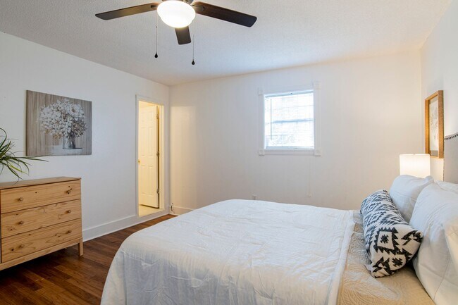 Building Photo - Bright & Comfortable 3 Bed/2.5 Bath Pensac...