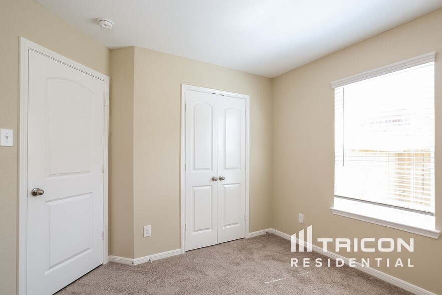 Building Photo - 316 Summer Horse Dr