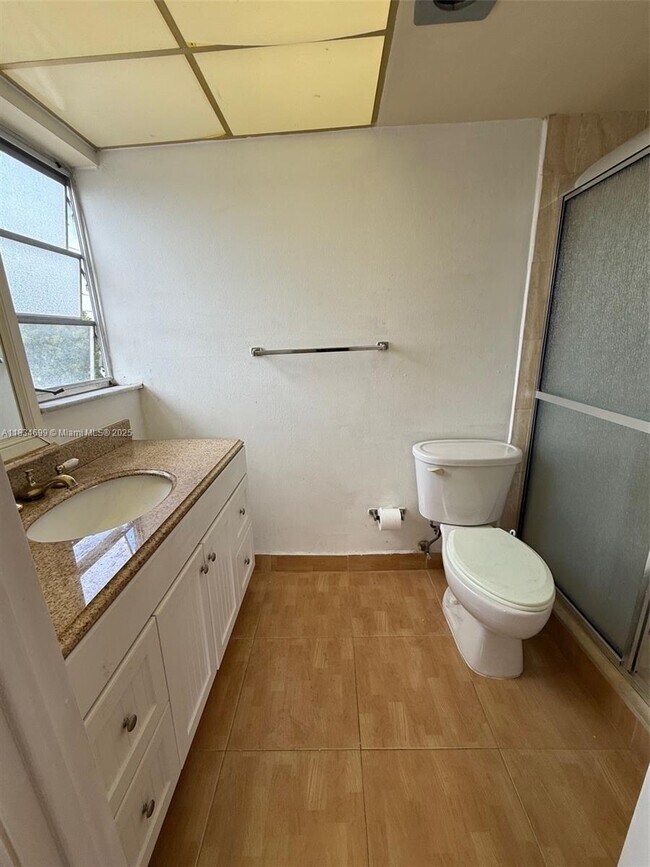 Building Photo - 620 NE 12th Ave