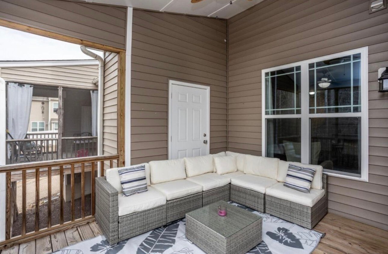 Building Photo - 264 Wembley Dr