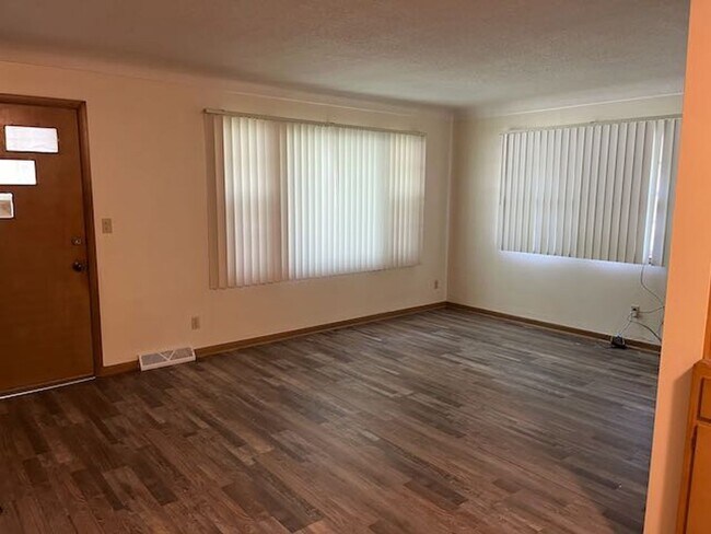 Building Photo - Brick 1 BR 1 BA duplex with garage, hardwood floors tucked away in residential neighborhood