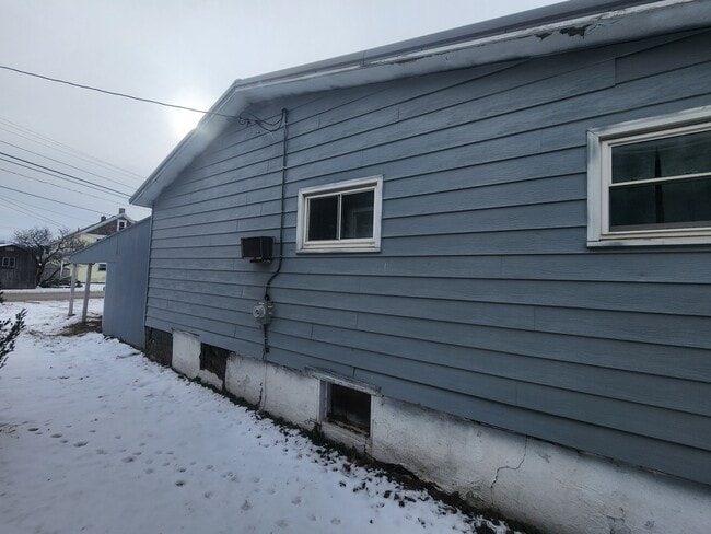 Building Photo - 502 Graffius Ave Ext