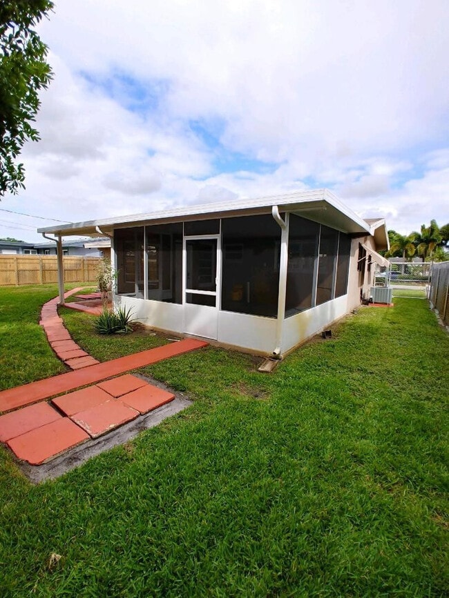 Building Photo - 2606 Alcazar Dr