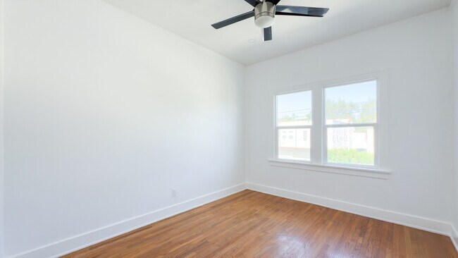 Building Photo - 246 S Sycamore Ave
