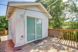 Building Photo - Efficiency Garage Apartment in the Histori...