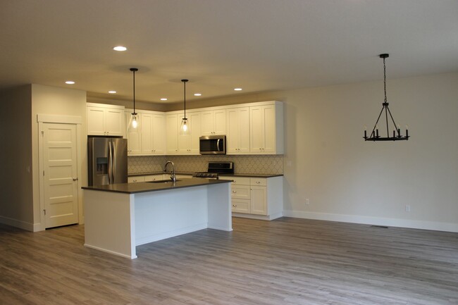 Building Photo - Gorgeous home in Brookswood Crossing avail...