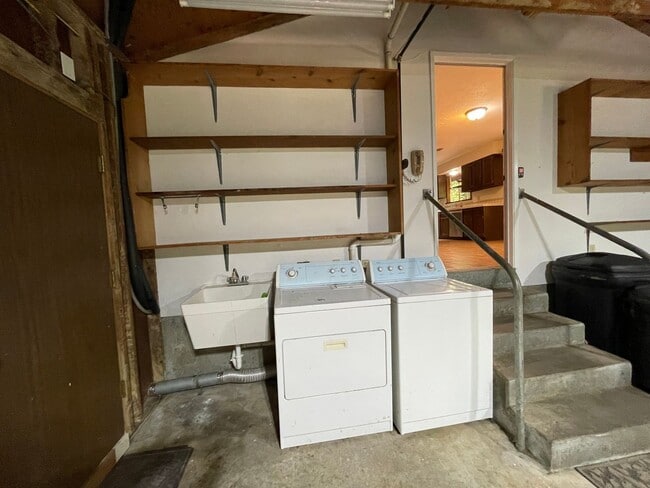 Building Photo - 4 bed, 3 bath split-level home in a private, forested setting (Bayside)