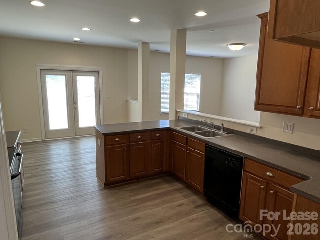 Building Photo - 242 Summit Park Ct