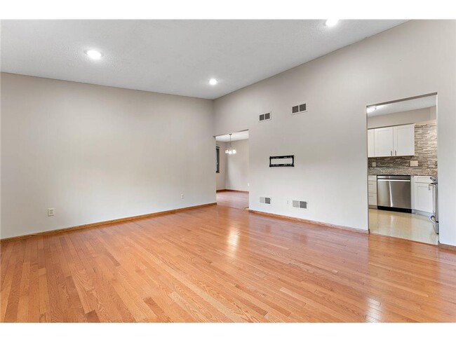 Building Photo - 560 Donegal Cir