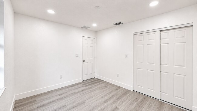 Building Photo - 528 E Lakewood Rd