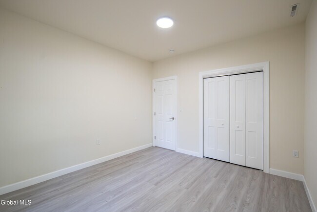 Building Photo - 489 Grooms Rd