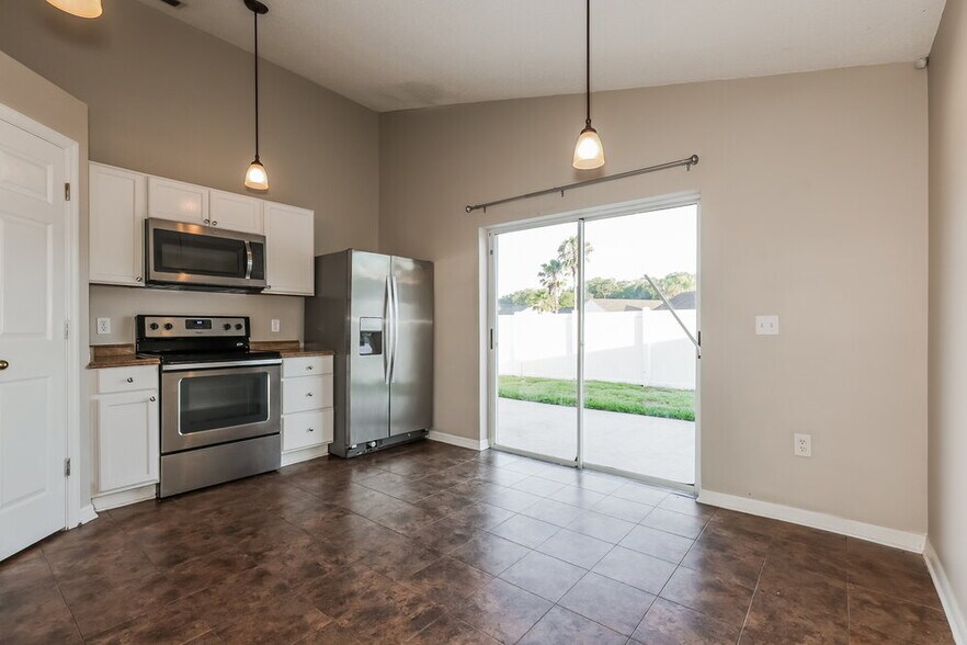 Building Photo - 5919 Lake Front Dr