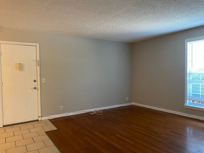 Building Photo - Cute & Affordable 1 Bedroom in Madison