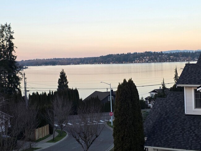 Building Photo - Beautiful 3 bedroom 2.5 bathroom Lake Stevens home!