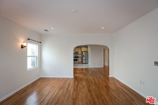 Building Photo - 806 N Alfred St