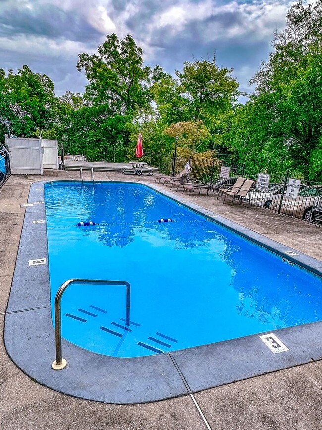 Building Photo - Spacious 3BR/2BA Condo Near UTK – Updated,...