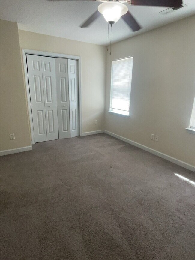 Building Photo - Charming 2 Bedroom Townhouse